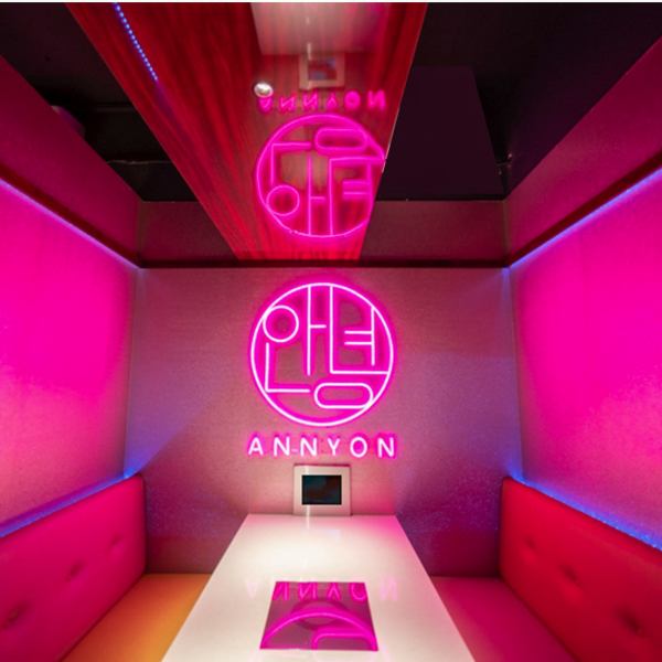 [Insta shine x complete private room ★] Inside the store where all the photos on the table shine ♪ It is a store that is reminiscent of authentic Seoul with all seats neon ♪ Eat delicious Korean food in our proud Korean fashionable space ♪ Limited to 2 tables We also have special seats for girls ♪