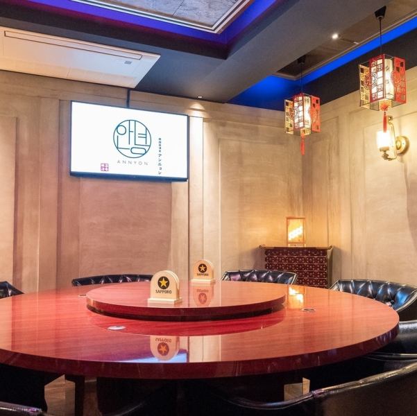 VIP仕様の完全個室完備！周りを気にせず食事を楽しみたい方に◎赤い円卓と重厚感あるソファ席は特別感たっぷり。6～10名様まで利用可能で、女子会やお祝い、接待など特別なシーンに最適♪注文はタブレットで行え、会話を中断せずプライベートな時間を満喫できます。人気のお席ですので、お早めのご予約で優雅なひとときを！