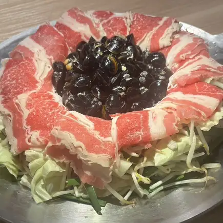【僅限食物】招牌「白煮肉」及8種韓式小菜套餐：3,500日圓