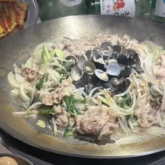 Our signature "white stewed meat" and a set of 8 kinds of Korean side dishes (banchan) with 2 hours of all-you-can-drink for 4000 yen.
