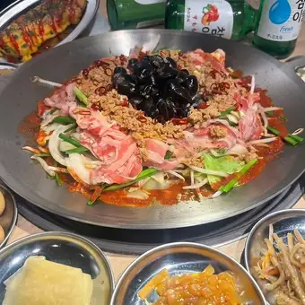 Specialty "Red Stewed Meat" and a set of 8 kinds of Korean side dishes (banchan) with 2 hours of all-you-can-drink for 4500 yen.