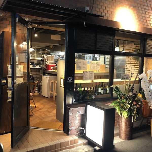 It is located just a short walk from the north exit of JR Nakano Station, so if you live near you, or when you want to have a drink after work or at a second party, please use it.We welcome you to visit us alone!