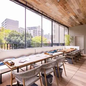 ガラス張りの店内は明るくて気持ちいい空間です。