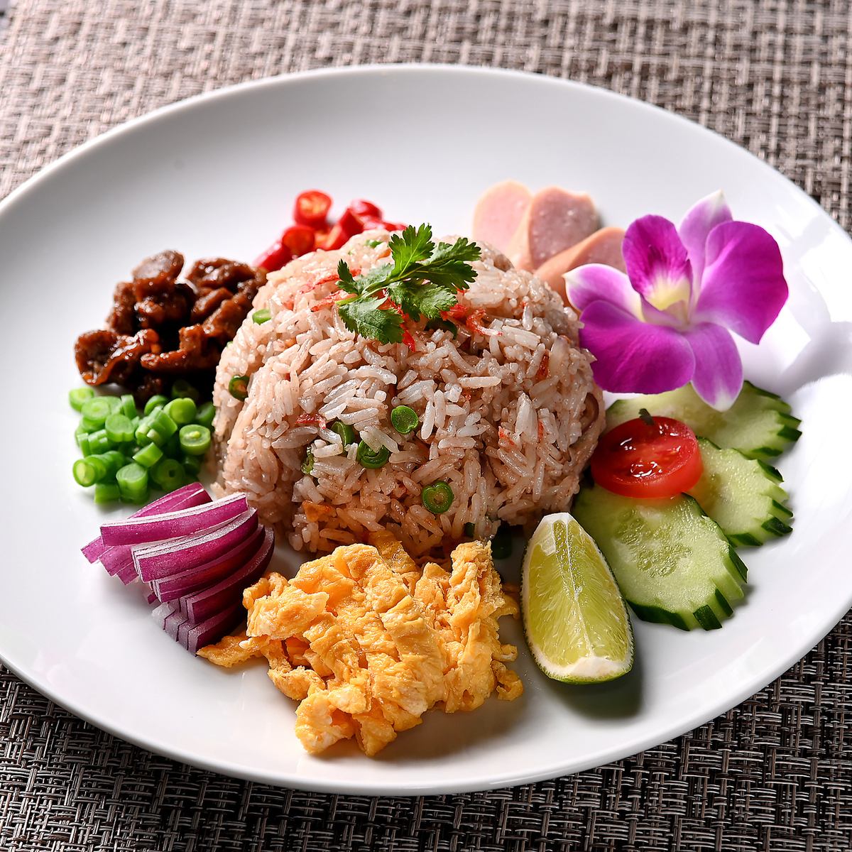 您可以在午餐时间享用正宗的泰国美食。