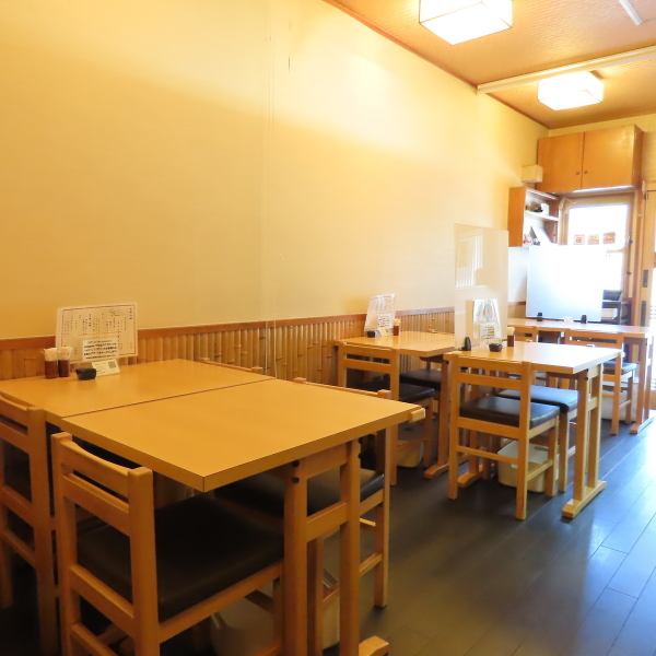 当店入ってすぐの入り口横がオープンキッチンになっている為、職人が鰻を焼き上げる臨場感をお楽しみいただけます◎。香ばしい香りと共に、熟練の技を間近でご覧いただけるのは、鰻専門店の醍醐味です。限られた10席だからこそ味わえる、落ち着いた空間で本格的な鰻を心ゆくまでご堪能ください。