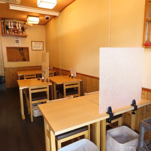 テーブル席は、ご家族連れやご友人との食事、デートなど様々なシーンでご利用いただけます♪。他のお客様を気にせず、ゆったりとプライベートな時間をお過ごしいただける空間です。美味しい鰻料理を囲んで、楽しい会話に花を咲かせてください。（※最大4名様席）