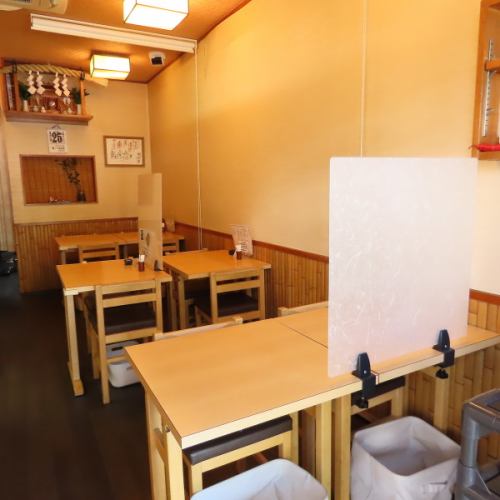 <p>テーブル席は、ご家族連れやご友人との食事、デートなど様々なシーンでご利用いただけます♪。他のお客様を気にせず、ゆったりとプライベートな時間をお過ごしいただける空間です。美味しい鰻料理を囲んで、楽しい会話に花を咲かせてください。（※最大4名様席）</p>