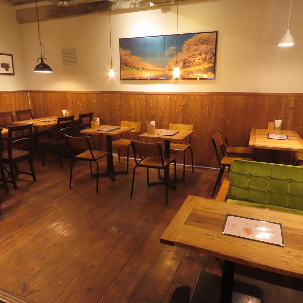 店内に一歩足を踏み入れると、目を惹くのは桜と川をモチーフにした屏風。目黒川沿いに咲き誇る桜をイメージし、和とモダンが融合した空間に仕上げました。店内は、ゆったりとした時間が流れる大人の隠れ家のよう。夜は間接照明が落ち着いた雰囲気を演出。ご希望のスタイルに合わせて貸し切りでの利用も歓迎しております。