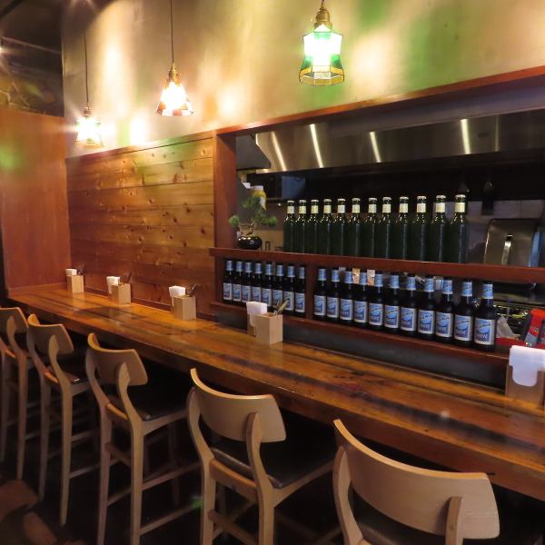 ステンドグラスのライトが灯るカウンター席は、落ち着いた雰囲気の中でお食事を楽しめる特別な空間。丁寧に仕上げられたバーガーを、ゆったりとした気持ちでお楽しみ頂けます。ひとり時間を大切にしたい方や、友人との会話を楽しみたい方にぴったり。目黒川の桜の風景を思わせる和空間で、上質なひとときをお過ごし下さい。