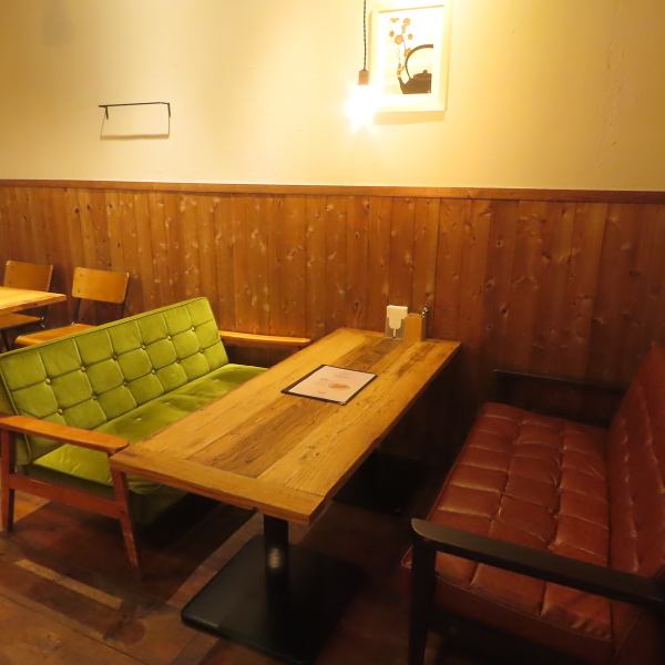 ゆったりとくつろげる4人掛けのソファ席は、友人やご家族とのお食事にぴったりのスペース。柔らかなクッションと広めの座面で居心地の良さです。中目黒の落ち着いた雰囲気と、店内の桜や川をモチーフにした屏風が彩る空間で、ゆったりと会話も弾みます。小グループ利用にもおすすめ。特別な時間をお過ごしください。