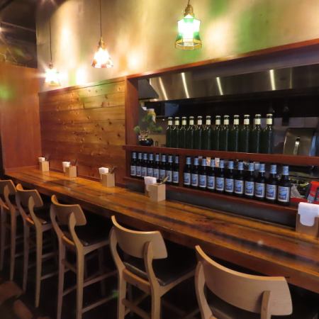 ステンドグラスのライトが優しく照らすカウンター席は、ランチタイムや仕事合間のリフレッシュにぴったりの場所、ゆったりとした時間を楽しむことができます。また、デートや、友人との食事にも最適。静かな落ち着きの中で、こだわりの食事をお楽しみください。忙しい日常の中で一息つきたい時、ぜひご利用ください。