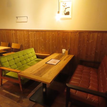 広々とした4人掛けのソファ席は、友人とのおしゃべりや家族の団らんにぴったり。誕生日や記念日などの特別な集まりはもちろん、女子会やママ友とのランチにもおすすめ。中目黒の落ち着いた雰囲気と、桜と川をモチーフにした屏風が彩る空間で、心地よいひとときを演出します。