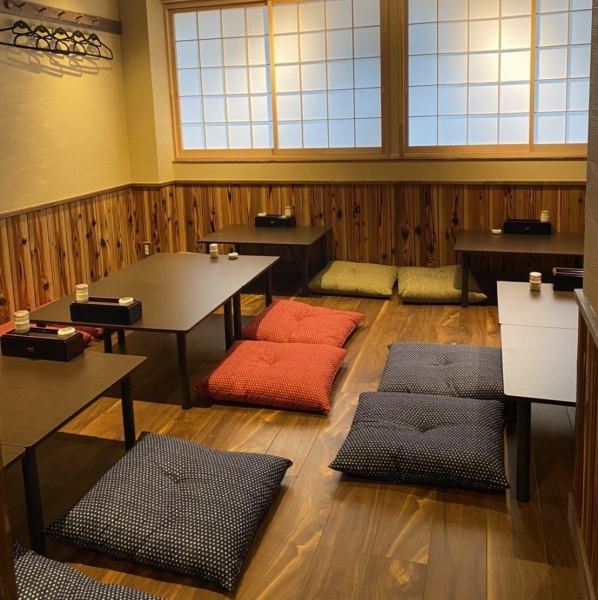 《おしゃれ空間を演出◆》店内は木を基調とした温かみのある、おしゃれな空間を演出しております♪1Fのカウンター席に加え、2Fにはお座敷のフロアをご用意。2Fには4名様用のお席を3卓、2名様用のお席を2卓ご用意。ランチタイムや仕事終わりのお食事に気がるにご利用頂けるほか、2Fフロアは各種ご宴会や女子会などにも◎