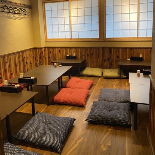 <p>《おしゃれ空間を演出◆》店内は木を基調とした温かみのある、おしゃれな空間を演出しております♪1Fのカウンター席に加え、2Fにはお座敷のフロアをご用意。2Fには4名様用のお席を3卓、2名様用のお席を2卓ご用意。ランチタイムや仕事終わりのお食事に気がるにご利用頂けるほか、2Fフロアは各種ご宴会や女子会などにも◎</p>