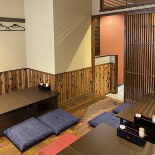 2Fはゆったりと食事楽しめるお座敷のフロアとなっております◎お席は4名様用のテーブルを3卓、2名様用のテーブル席を2卓ご用意しております♪各種ご宴会はもちろん、お友達との飲み会にもおすすめ！