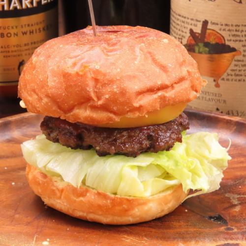 ハンバーガー(パティ+トマト+レタス+ピクルス)