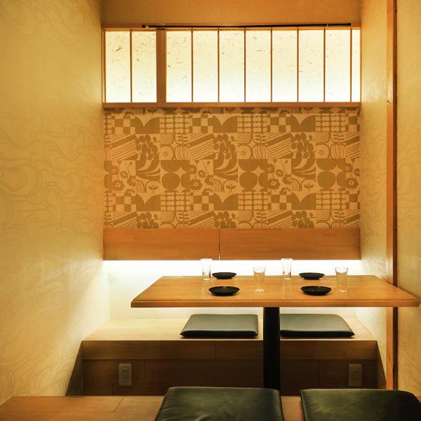 落ち着いた和の雰囲気が広がる店内は、ゆっくりと食事を楽しみたいデートにもおすすめの空間。柔らかな照明に包まれた席で、周囲を気にせず二人だけの時間をお過ごしいただけます。ゆったりとした空間の中で、会話と食事を楽しむひとときは特別な夜にぴったり。