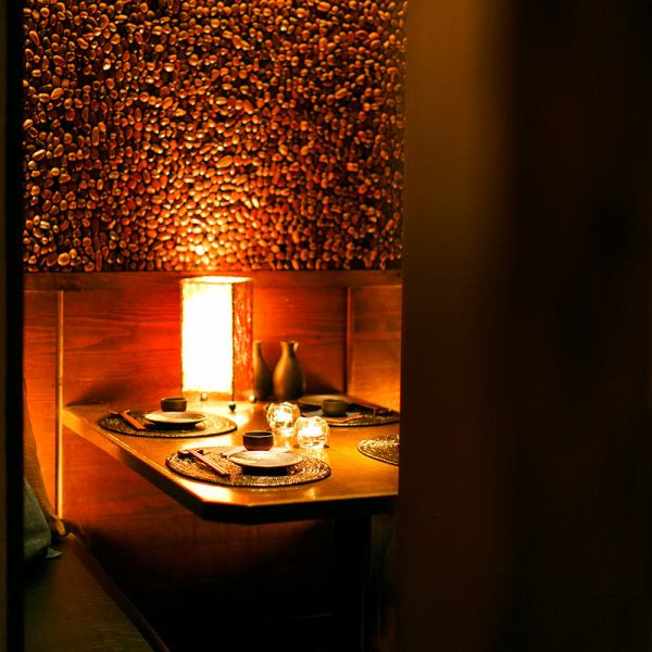 和の趣を感じる落ち着いた少人数個室をご用意しています。ゆったりとした空間は、静かに食事や会話を楽しみたい大人の時間にぴったり。周囲を気にせず過ごせる個室席は、気軽な食事はもちろん、デートや女子会、ゆっくり過ごしたい飲み会などにもおすすめです。