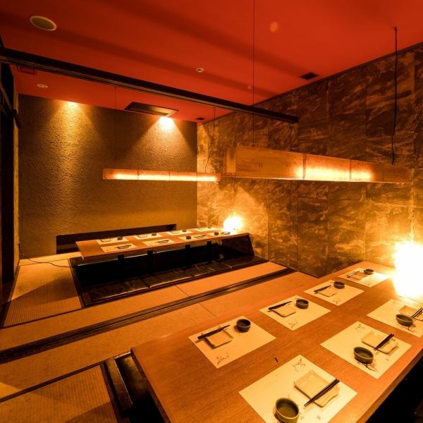 大人数での宴会にも対応できる広々とした宴会席をご用意しています。落ち着いた和の雰囲気が広がる空間は、ゆったりと食事や会話を楽しめるのが魅力。団体様でも利用しやすいレイアウトで、会社宴会や歓送迎会、打ち上げ、同窓会など様々なシーンでご利用いただけます。周囲を気にせず楽しめる空間。