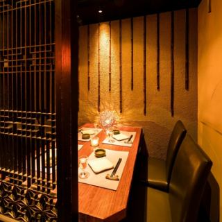 我們提供私人包廂，供小型團體放鬆身心，享受美好時光。因為您可以安心享受用餐和交談，而不用擔心周圍的人，所以它適用於各種場合，例如與朋友一起用餐和喝酒，以及女孩們的夜晚外出。