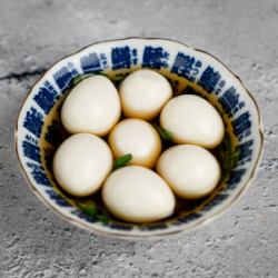 酱油腌鹌鹑蛋配青辣椒