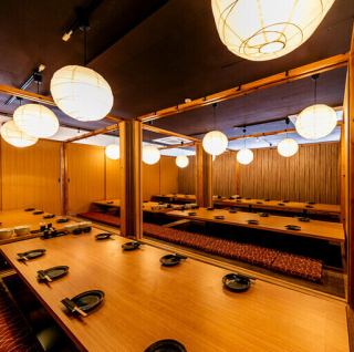 餐廳內部充滿了日式風情，營造出適合成年人的寧靜氛圍。我們的私人包廂可容納2至100人，是池袋站附近舉辦商務會議、閨蜜聚會、團體活動及其他宴會的理想場所。我們也提供平價的宴會套餐，起價3500日元，滿足您的預算需求。