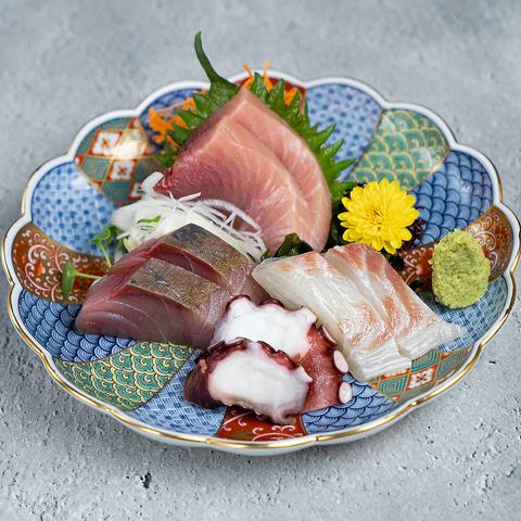 鮮度抜群の魚を贅沢に四種盛り。迷ったらまずはこちら。