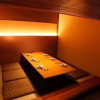 餐廳內部充滿了日式風情，營造出適合成年人的寧靜氛圍。我們的私人包廂可容納2至100人，是池袋站附近舉辦商務會議、閨蜜聚會、團體活動及其他宴會的理想場所。我們也提供平價的宴會套餐，起價3500日元，滿足您的預算需求。