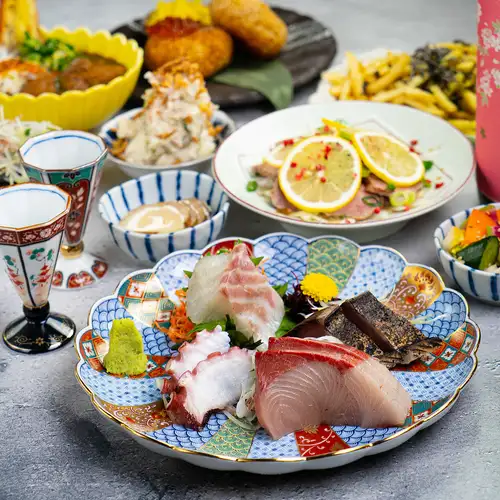 産地直送の鮮魚を味わうお刺身4種盛り。ゴマカンパチや鮮魚カルパッチョとともに楽しむ海鮮の一皿が充実。