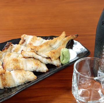 木の温もりを感じる落ち着いた和空間で、ゆっくりとお食事をお楽しみいただけます。心安らぐひとときを過ごしていただけるような、温かみのある雰囲気の店内です。