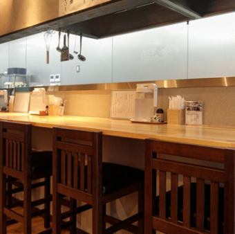 お一人様でも気兼ねなくご利用いただけるカウンター席です。落ち着いた空間で、自分の時間をゆっくりと過ごしたい時にぴったりです。