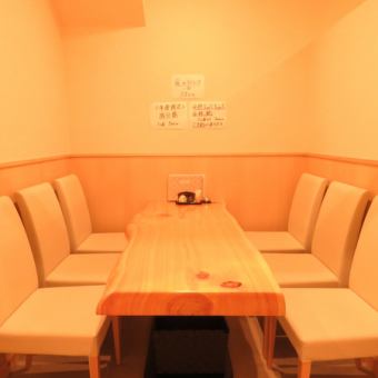 [2 people ~] I feel the warmth of wood in the shop based on white ♪ It is a seat in a semi-private room ★