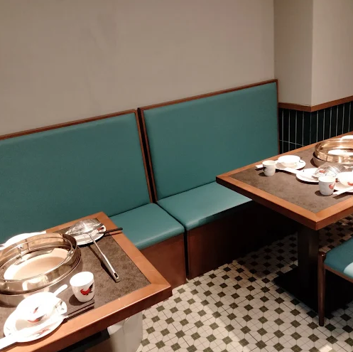 【女子会や学生利用に人気のテーブル席】4名掛け・6名掛けのテーブル席は、女子会や学生の集まりにぴったり！みんなで自慢の鍋を囲みながら、楽しい時間を過ごせます♪料理をシェアしやすく、写真映えも◎食事も会話も満喫できる使い勝手の良いお席です！