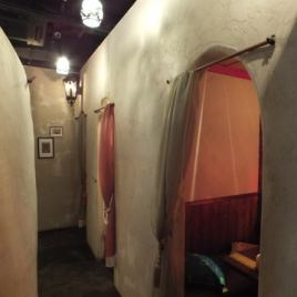 The secret room is a spacious space with cushions on the sofa seats, perfect for festive meals, girls-only gatherings, birthday parties, etc. ♪ [Private room Machida all-you-can-drink birthday]