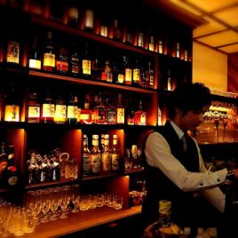 It is recommended to have a seat in the private room or a night view, but how about eating while talking with the bartender at the counter seat?