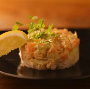 サーモンとアボカドのワサビタルタル