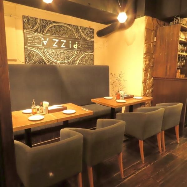 ソファー席でゆったりと、落ち着いた空間で特別なひとときを過ごしませんか。広々とした座り心地の良いソファーは、くつろぎの時間を演出します。照明を落とした店内は、日常の喧騒を忘れさせる静かで上品な雰囲気。大切な人との会話や、一人の思索にふけるのに最適です。心からリラックスできる贅沢な空間をご提供します。