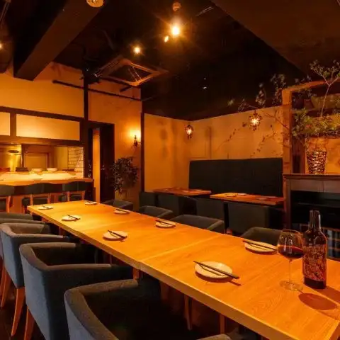 ソファー席でゆったりと、落ち着いた空間で特別なひとときを過ごしませんか。広々とした座り心地の良いソファーは、くつろぎの時間を演出します。照明を落とした店内は、日常の喧騒を忘れさせる静かで上品な雰囲気。大切な人との会話や、一人の思索にふけるのに最適です。心からリラックスできる贅沢な空間をご提供します。