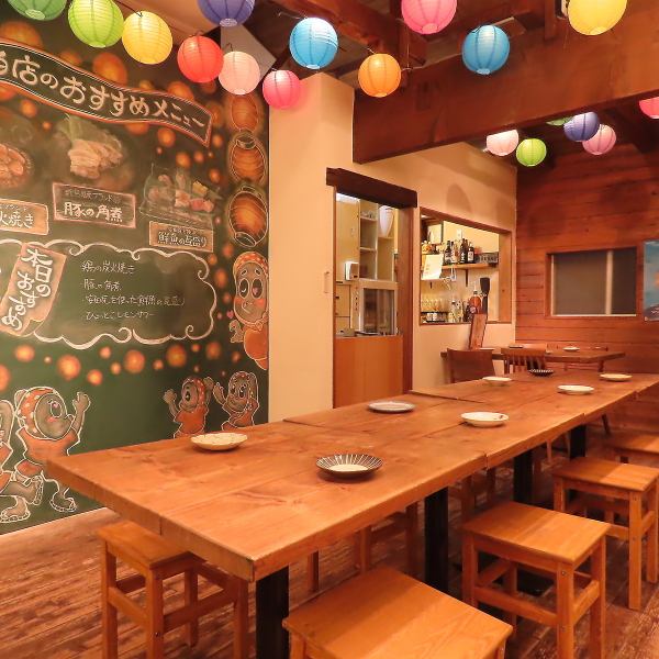 【2階テーブル席】忘新年会・歓送迎会など団体様での貸切宴会も大歓迎です！最大25名様までご対応可能！カジュアルな接待やお仲間内での宴会など大人数でもまとまったお席をご用意いたします。まずはお気軽にお問合せください。