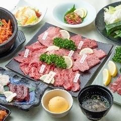 牛肉生魚片、稀有部位等15道菜的極限套餐、2小時無限暢飲15,000日圓（含稅）