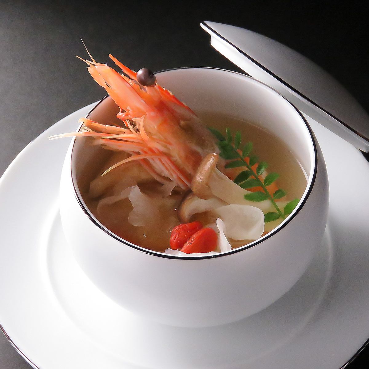 鰻だけでなく海老や旬の野菜を使ったスープ料理までご用意