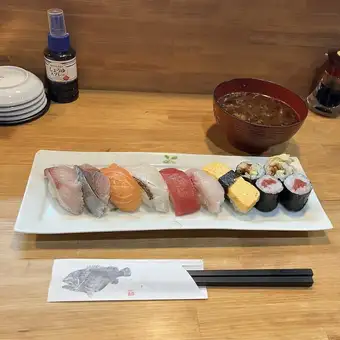 ランチセット（その日のおまかせ握り＋赤だし）