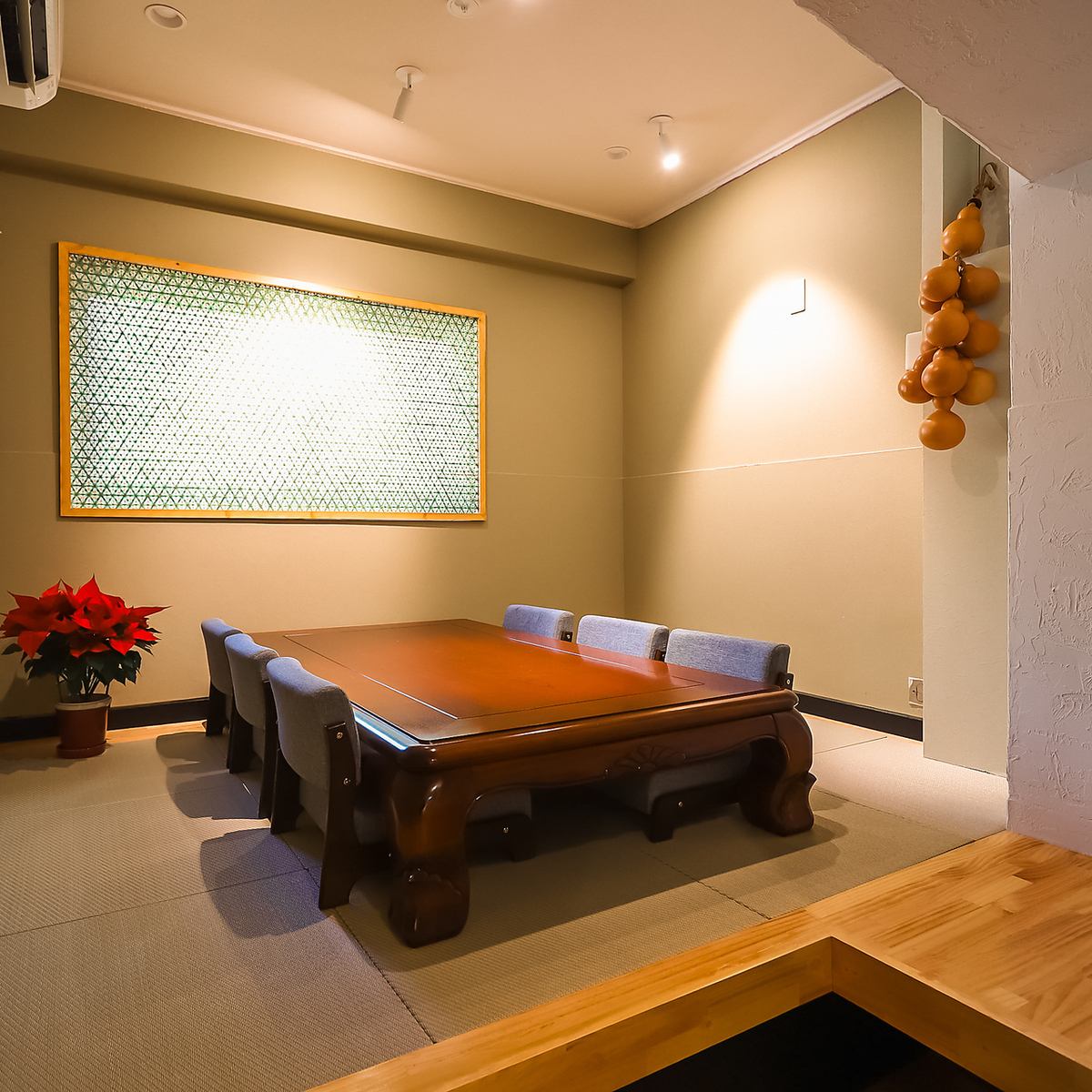 落ち着いた雰囲気の中でお食事をお楽しみくださいませ！