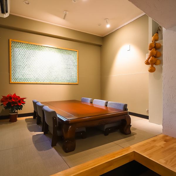 当店では個室をご用意しており、プライベート感のある空間でお楽しみいただけます。会社宴会や大切なご宴席にぴったりの環境です。周りを気にせず、リラックスした雰囲気の中でお食事やお酒をお楽しみください。特別なひと時を演出するための理想的な場所です。大切なお仲間との思い出作りにぜひご利用ください。