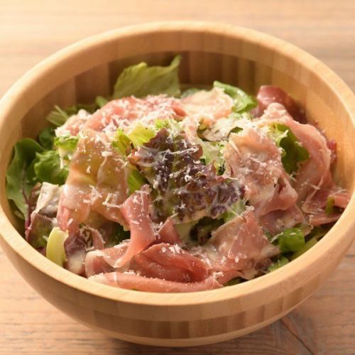 Caesar salad with raw ham