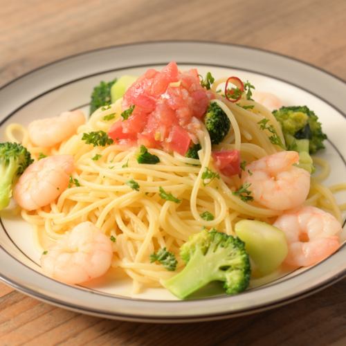 Shrimp and broccoli salt pasta