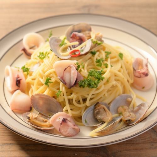 Salted pasta with clams and squid