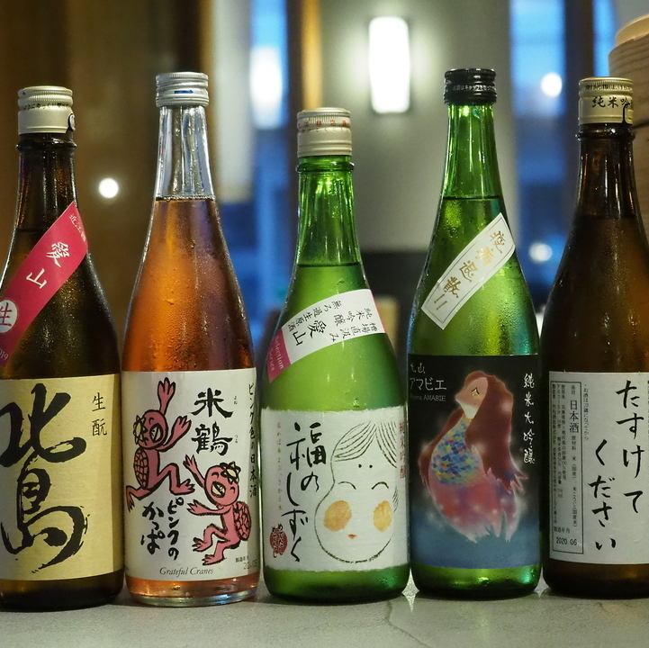 幅広く日本酒を取り揃えております。2週間毎に種類が変わります