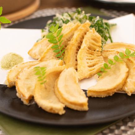 【3小時暢飲】「春風」套餐包含時令櫻桃鯛、西班牙鯖魚配春甘藍、竹筍和嫩芽天婦羅，共8道菜，原價5940日元，現價5000日元