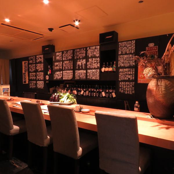 [Superior atmosphere ♪] Counter seat where alcohol and menu are lined up.You can feel close to the hospitality of friendly female generals and staff ◎ Please feel free to come by yourself!
